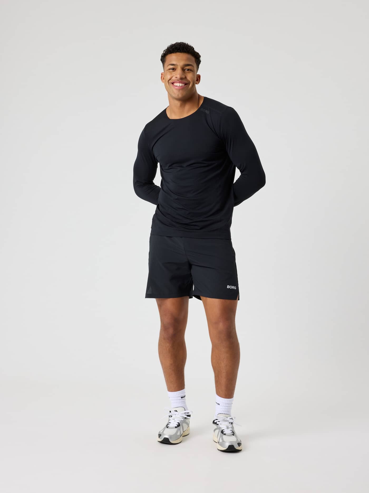 Borg Feather Long Sleeve T-Shirt i Black Beauty (Sort) set forfra på en mand til performance-træning. - Image 3
