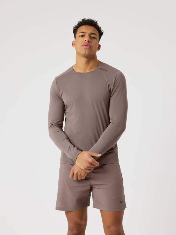 Vooraanzicht van een man in het Borg Feather Long Sleeve T-Shirt in Falcon (Bruin) voor tennis en training.
