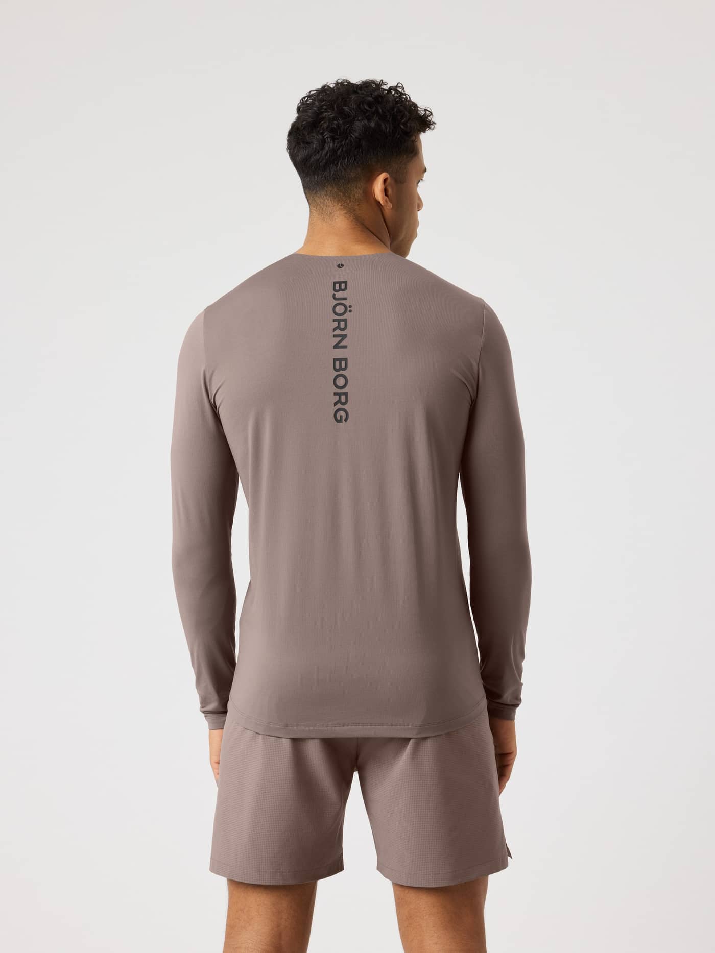 Borg Feather Long Sleeve T-Shirt i Falcon (Brun) set bagfra med sort logo til tennistræning. - Image 2