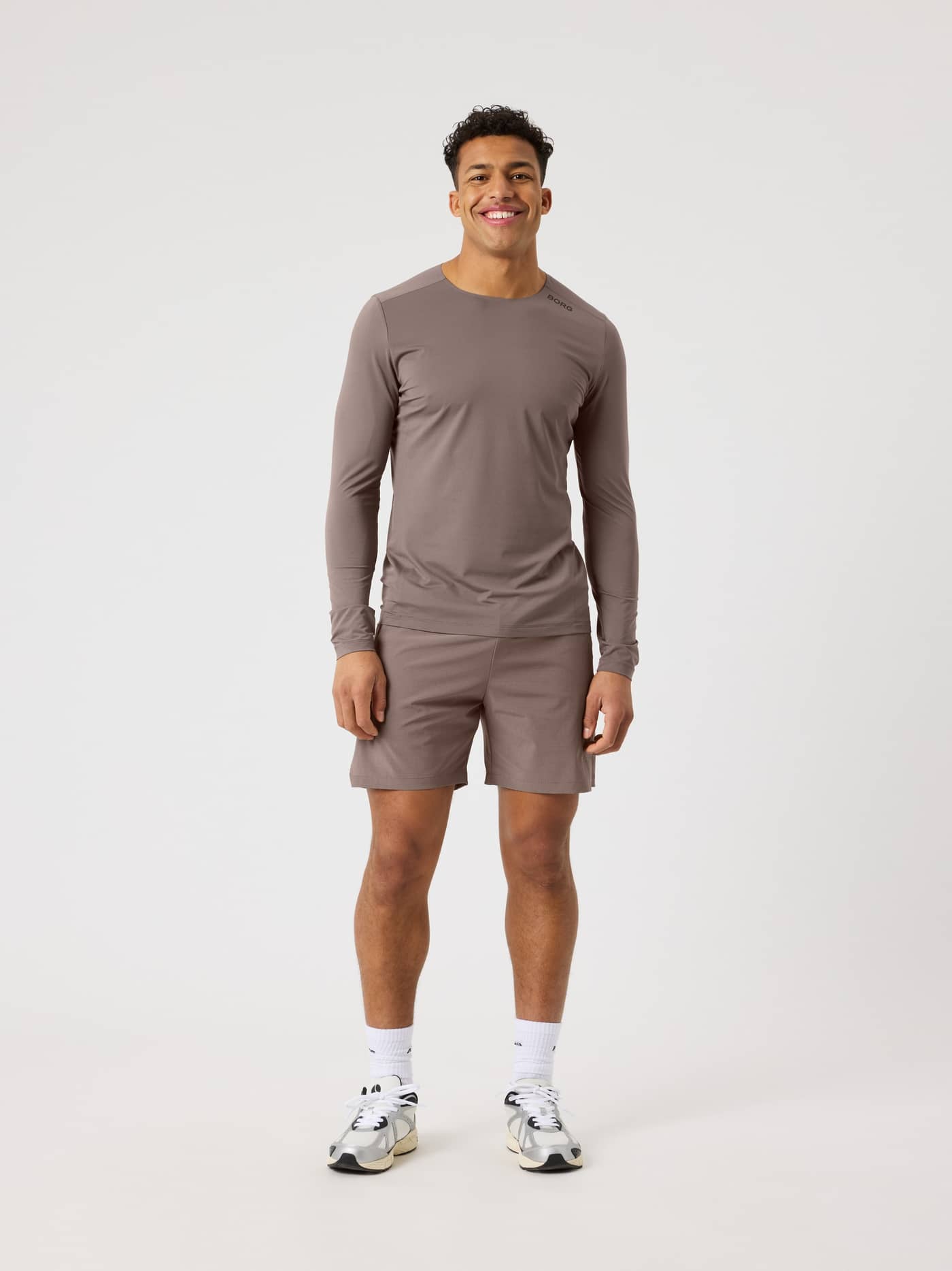 Borg Feather Long Sleeve T-Shirt i Falcon (Brun) set forfra i fuld figur til stilfuld træning og tennis. - Image 3