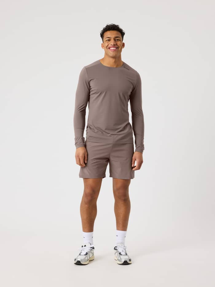 Volledig vooraanzicht van een man in het Borg Feather Long Sleeve T-Shirt in Falcon (bruin) voor training en tennis. - Image 3