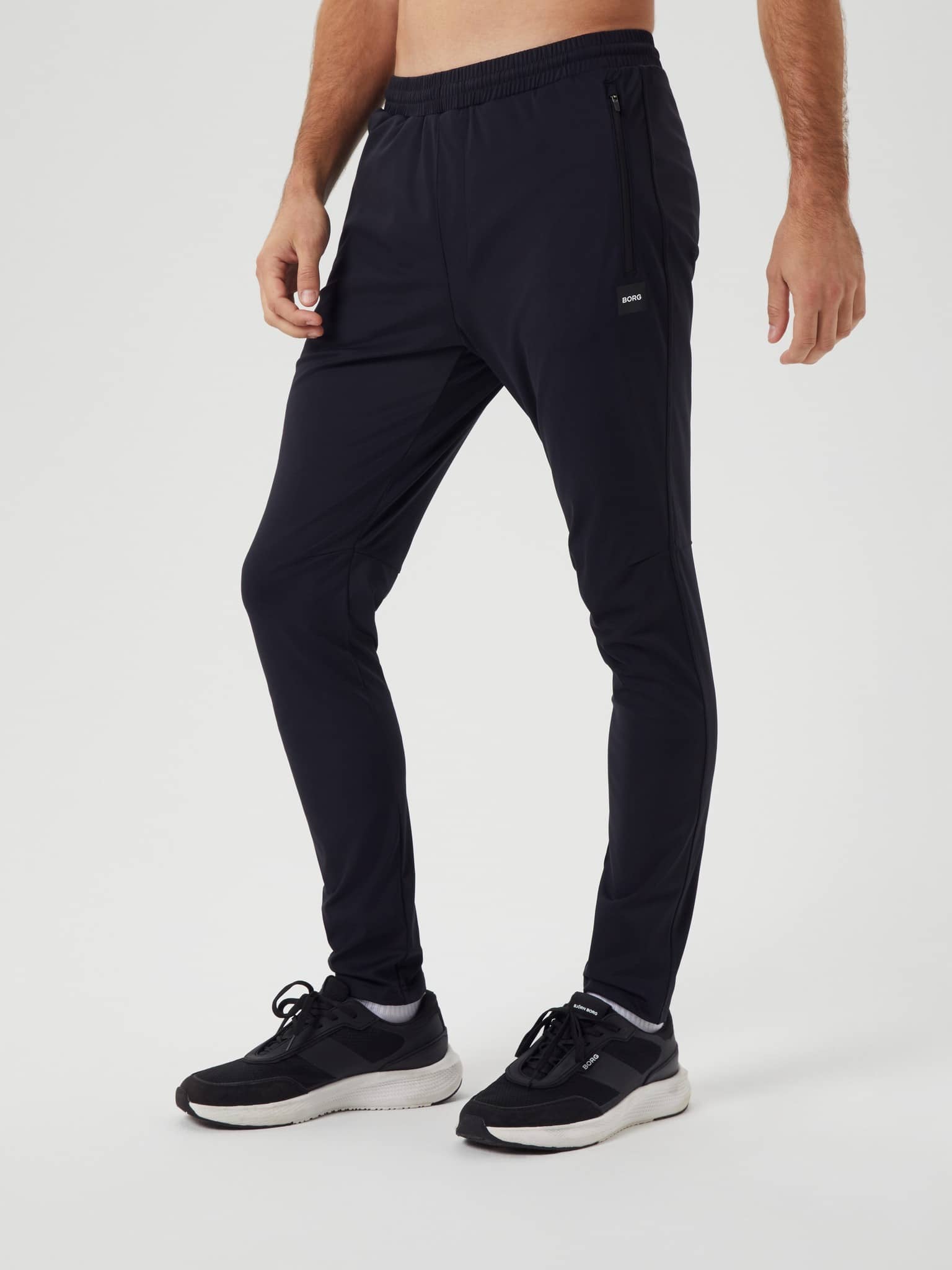 Front view of a man wearing the Björn Borg Ace Training Pants in Black Beauty (Black) for functional tennis training. - Image 1