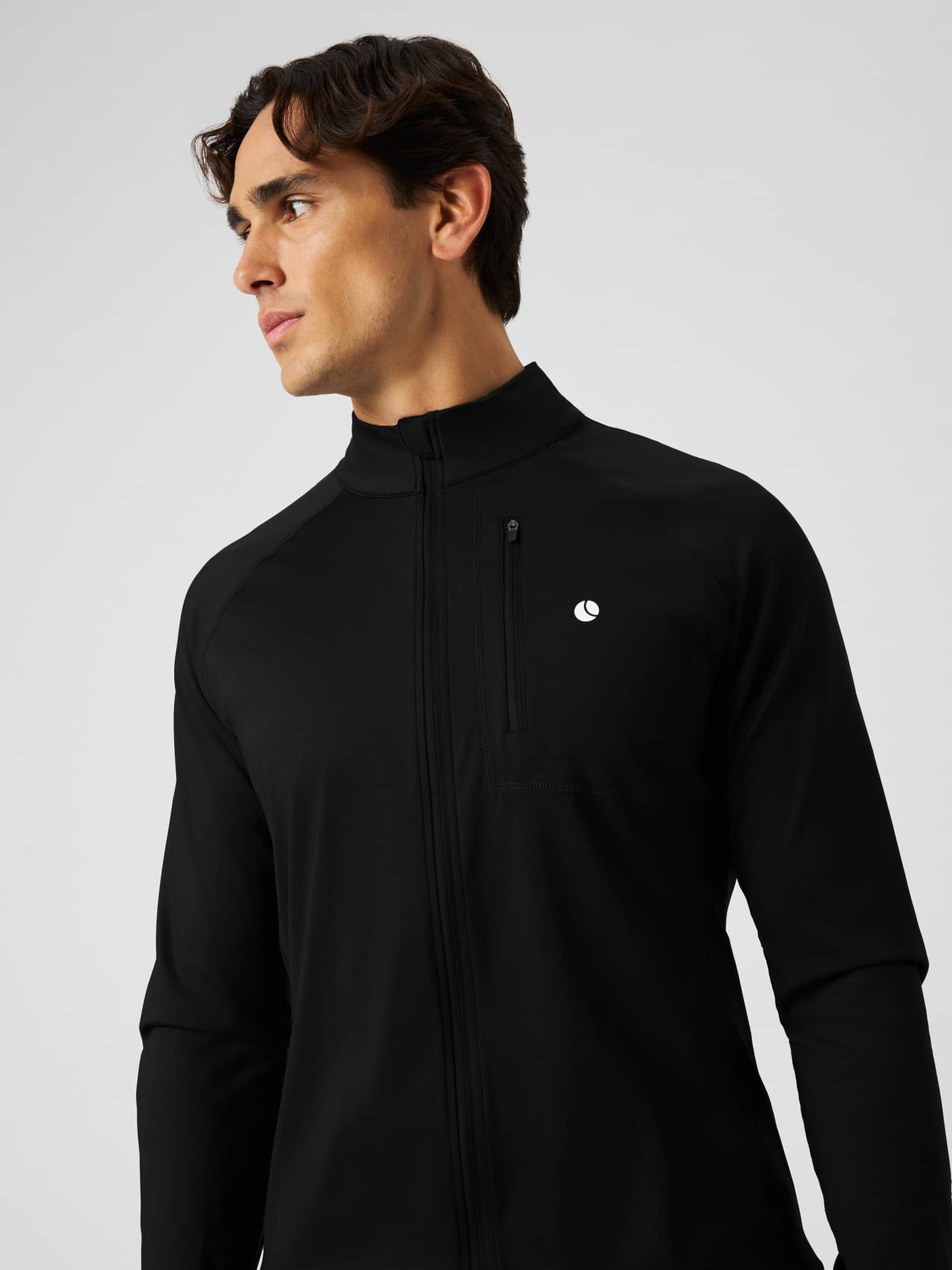 Ace Training Jacket in Black Beauty (Zwart) met een wit logo voor training en tennis, getoond in vooraanzicht. - Image 4