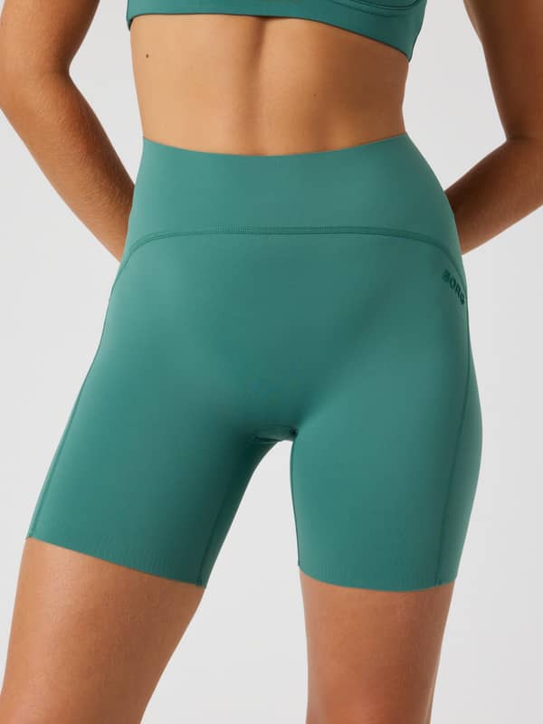 Borg Sleek Shorts i Mallard Green (Grøn) set forfra med høj talje og en slimfit-pasform til træning.