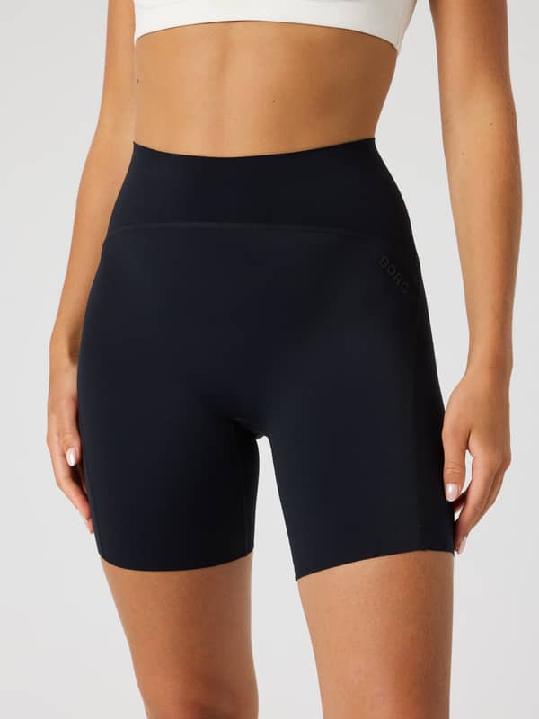 Borg Sleek Shorts i Black Beauty (Sort) set forfra med høj talje, slimfit til træning og tonalt sort logo.