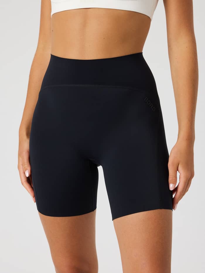 Borg Sleek Shorts i Black Beauty (Svart) sedda framifrån med hög midja, slim fit för träning och en tonad logotyp.