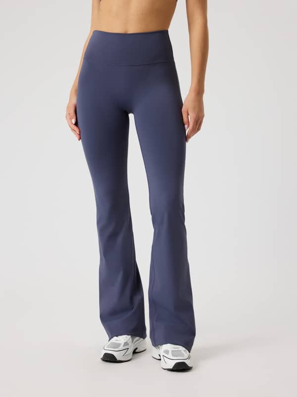 Front view of a model wearing the high-waisted Borg Flare Tights Regular in Odyssey Gray (Navy) for training.