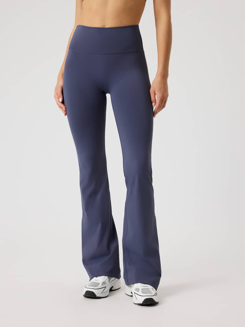 Borg Flare Tights Regular in Odyssey Gray (Blauw), hooggetailleerde trainingstight met een stijlvolle pasvorm en flare.