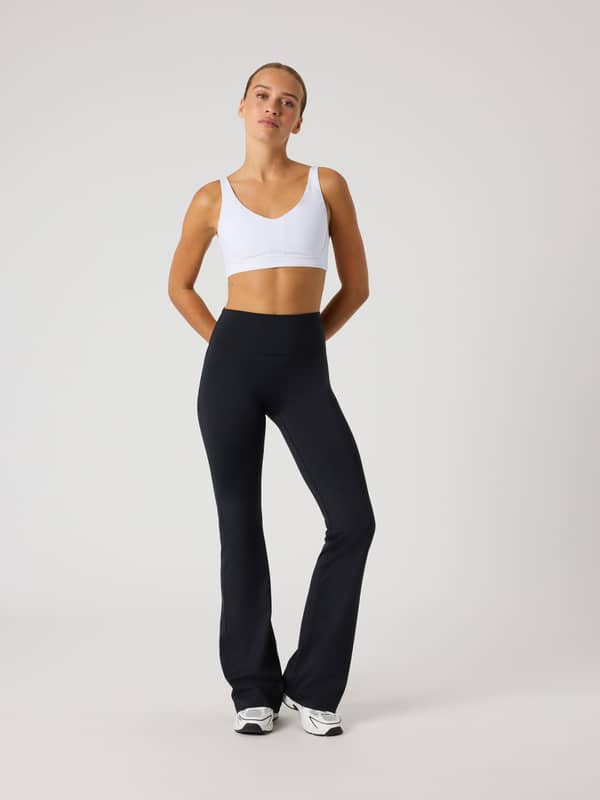Vue de face d'une femme portant le Borg Flare Tights Regular en Black Beauty (Noir) à taille haute pour l'entraînement.