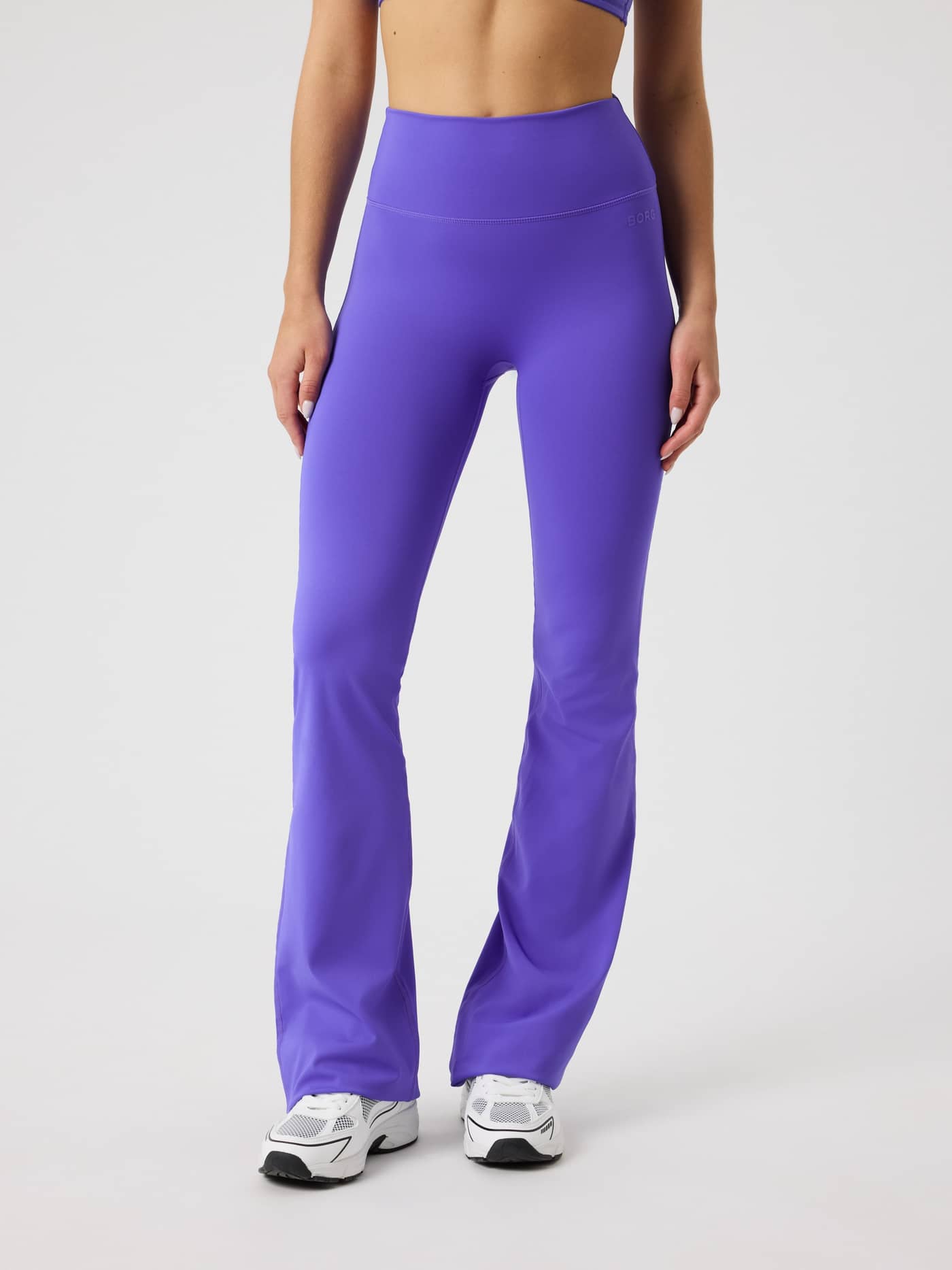 Borg Flare Tights Regular i Simply Purple (Lila) med hög midja sedda framifrån på en modell för träning. - Image 2