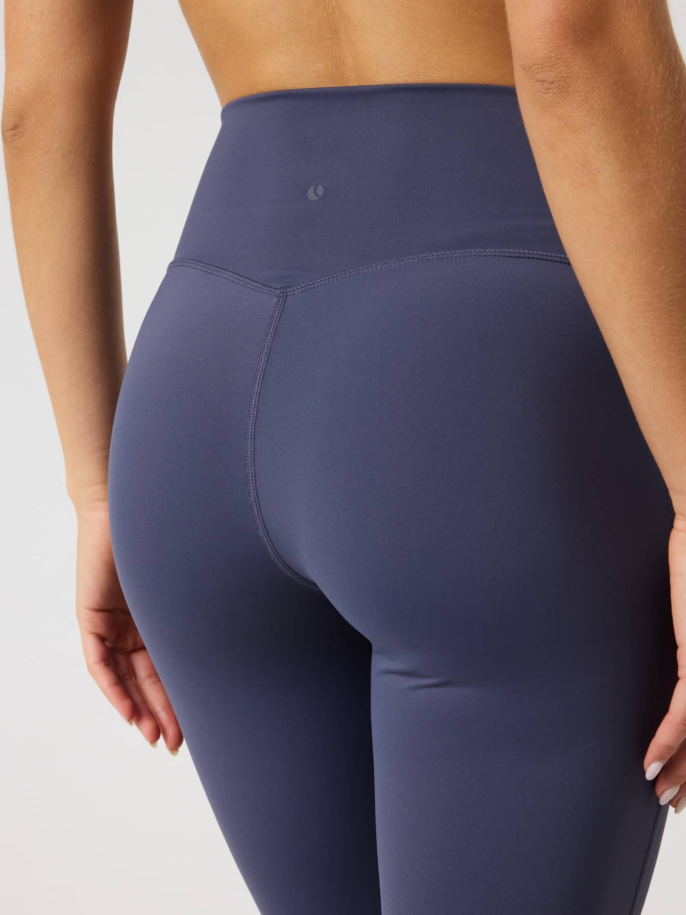 Back view of the Borg Flare Tights Regular in Odyssey Gray (Navy), with a tonal logo and high-waisted training fit. - Image 5