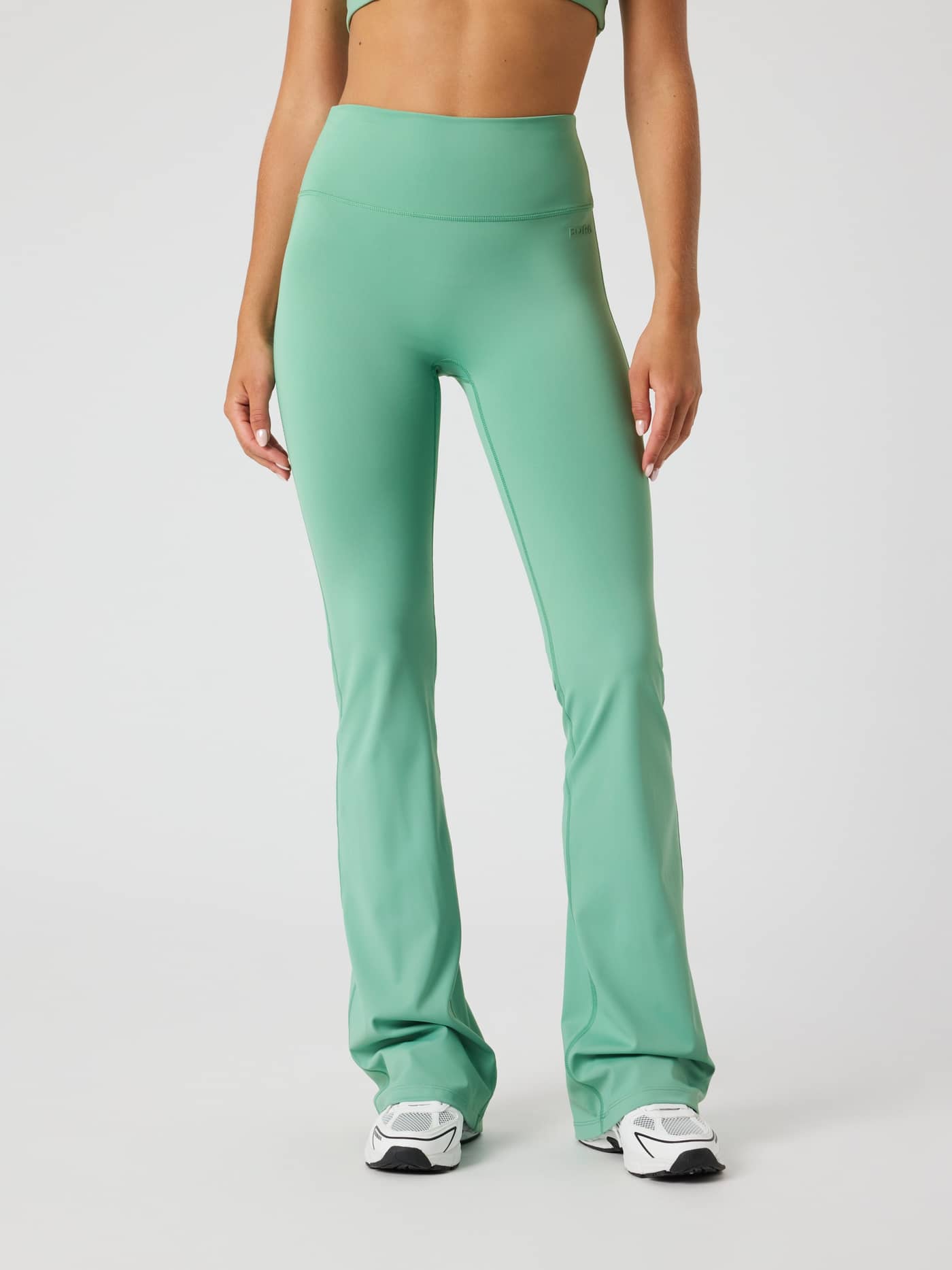 Borg Flare Tights Regular in Malachite Green (Groen) in vooraanzicht, een hooggetailleerde tight ideaal voor training. - Image 1