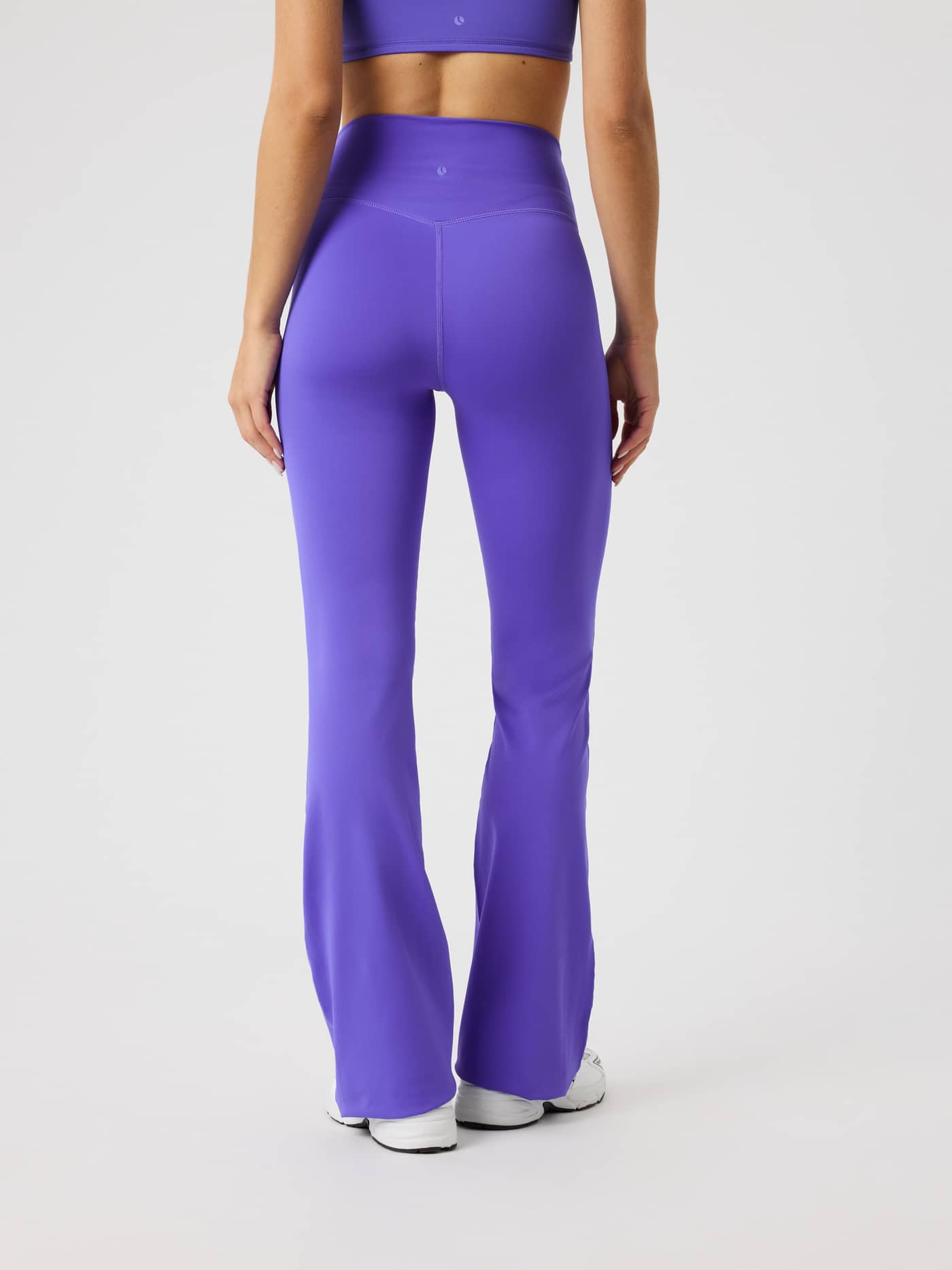 Borg Flare Tights Regular i Simply Purple (Lila) sedda bakifrån med hög midja och vit logotyp för träning. - Image 3