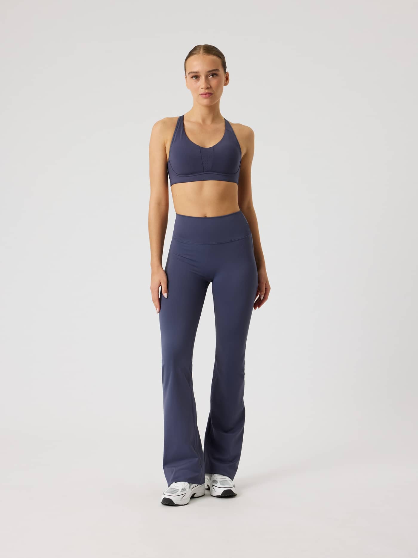 Front view of a model in high-waisted Borg Flare Tights Regular in Odyssey Gray (Navy) designed for stylish training. - Image 4