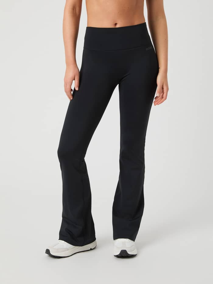Borg Flare Tights Petite in Black Beauty (Zwart) met een flared fit en ton-sur-ton logo voor training.