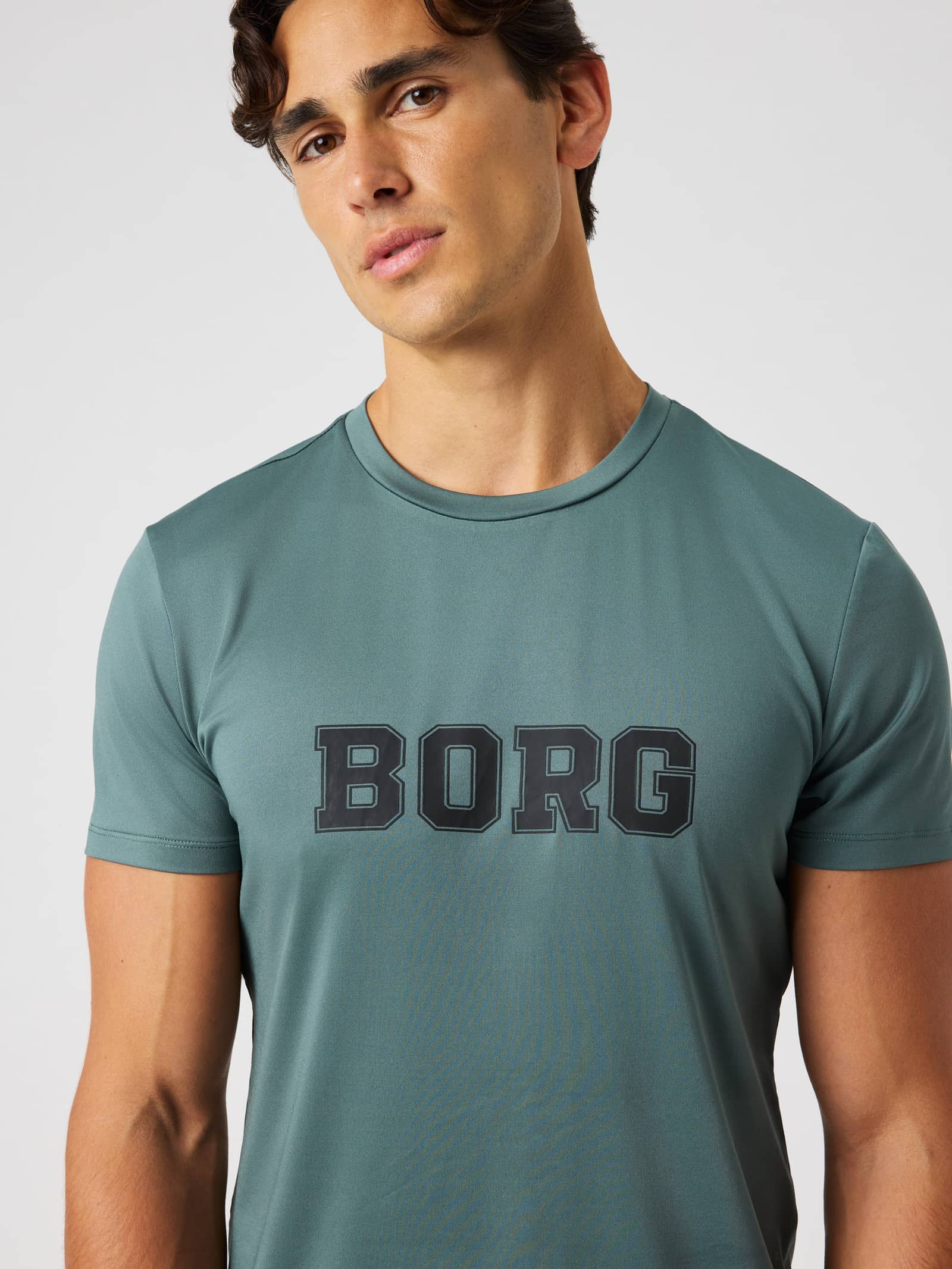 Vue de face du Borg Graphic T-Shirt en Balsam Green (Vert) avec logo noir pour l'entraînement et le tennis. - Image 1