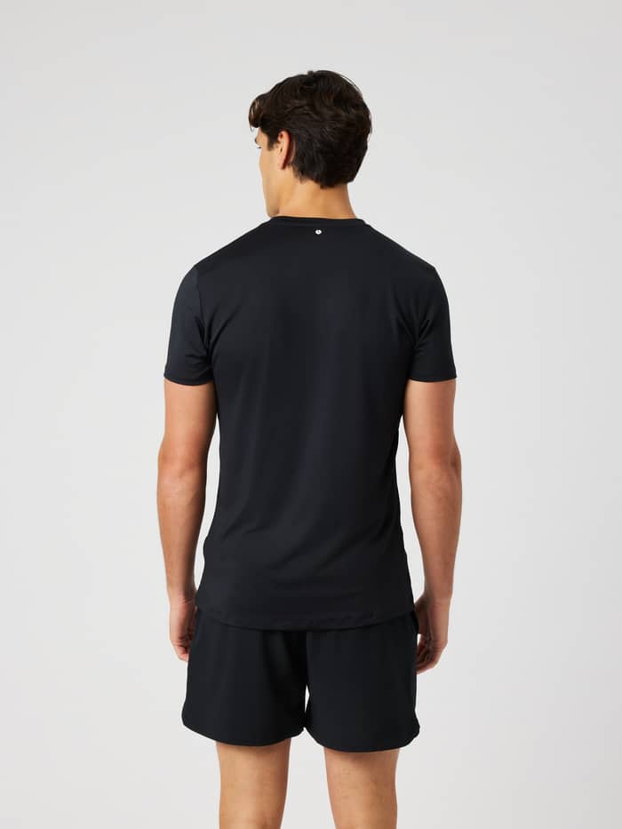 Achteraanzicht van een man in het Borg Graphic T-Shirt in Black Beauty (Zwart) met wit logo voor training en tennis. - Image 2