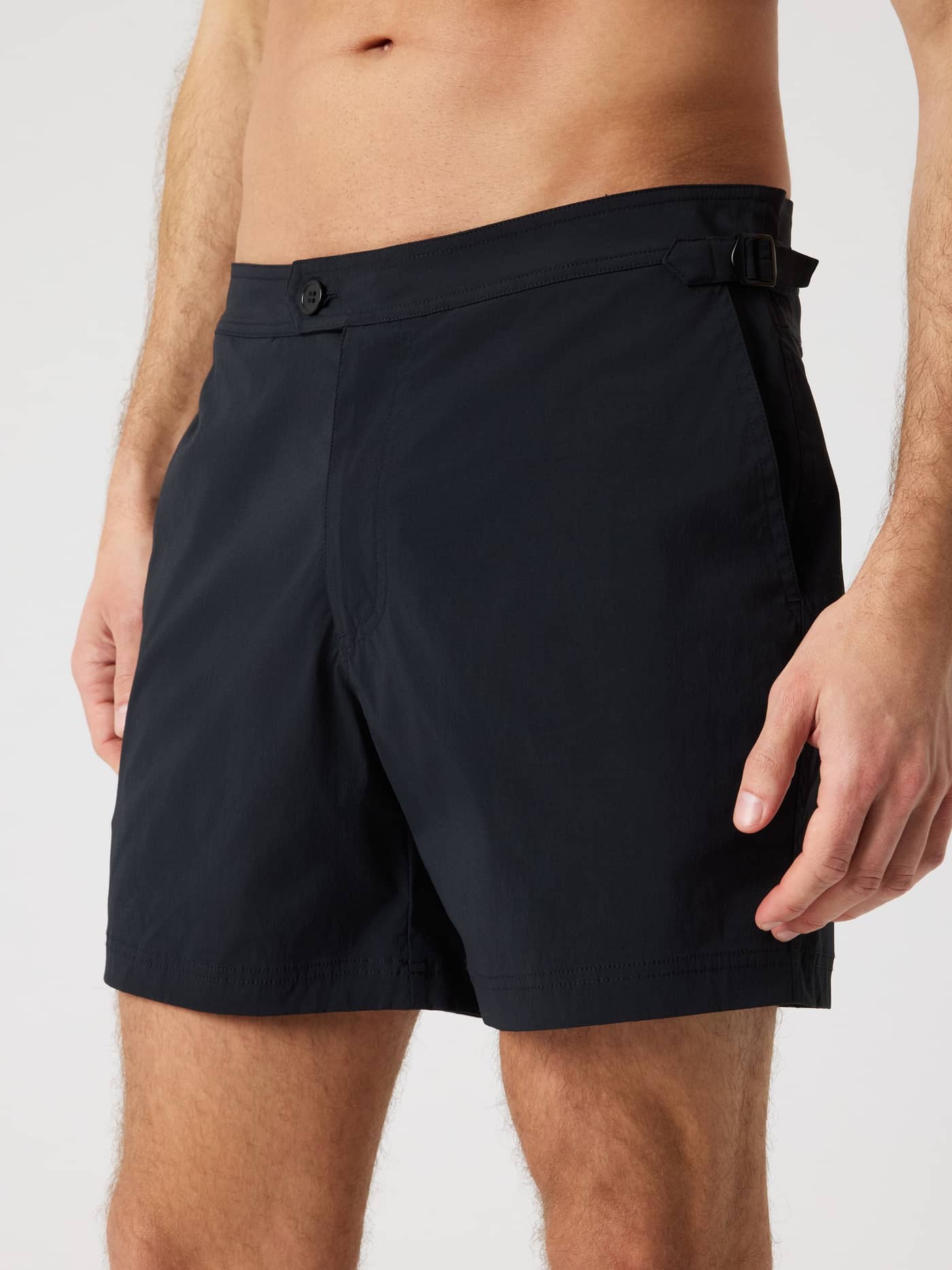 Borg Tailored Swim Shorts i Black Beauty (Sort) med justerbare sidespænder vist tæt på i et stilfuldt design til mænd. - Image 1