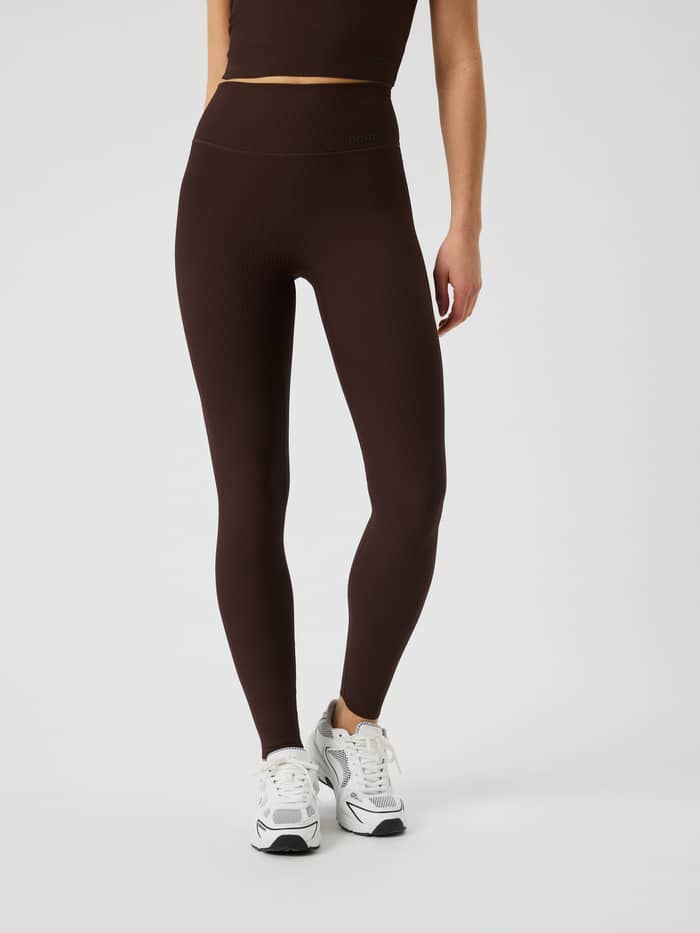 Vooraanzicht van de Studio Ribbed Tights in Coffee Bean (Bruin) met een hoge taille en geribbelde textuur voor training. - Image 2