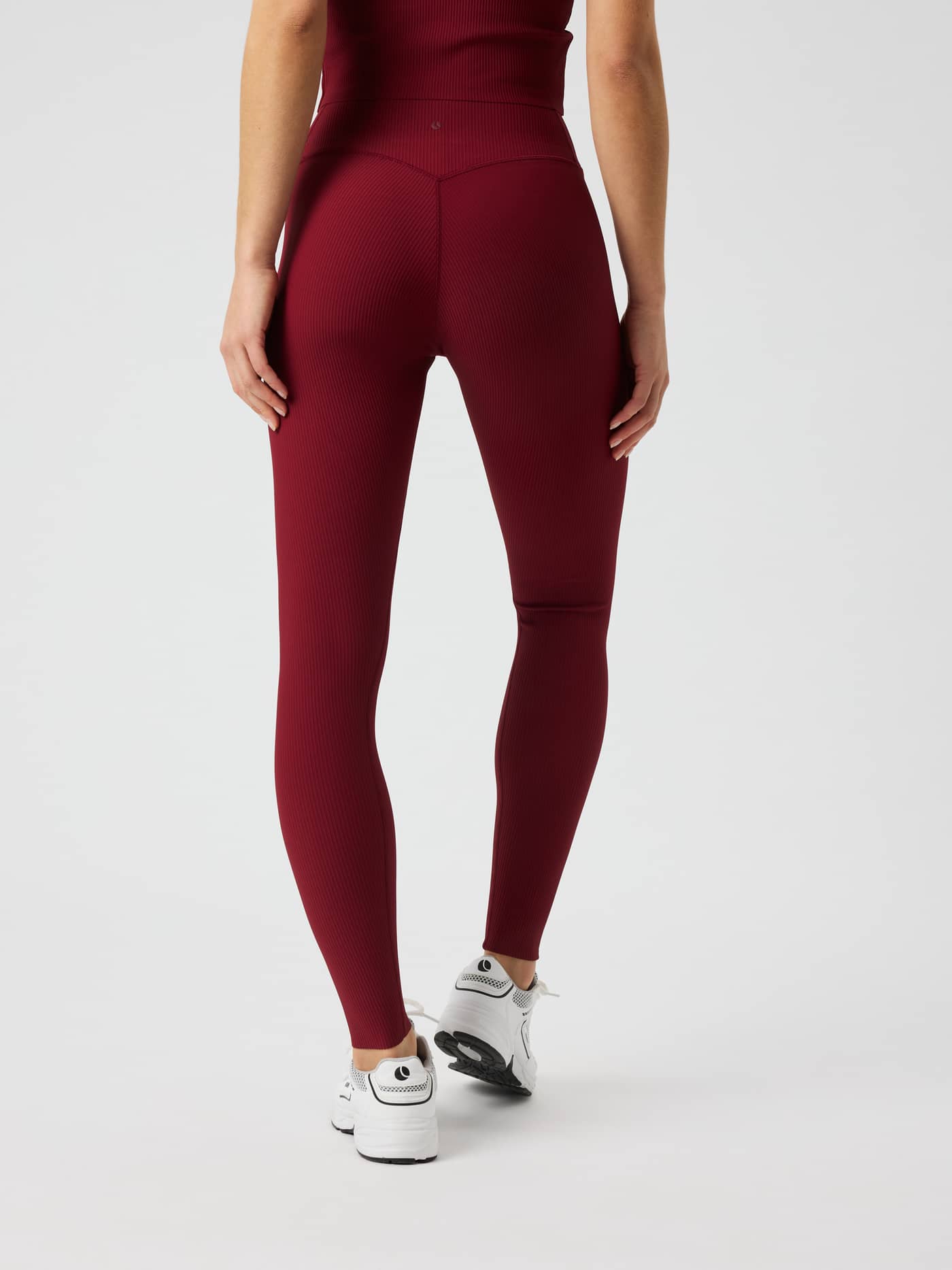 Baksidan av Studio Ribbed Tights i Cabernet (Röd) med hög midja och ribbad struktur. - Image 3