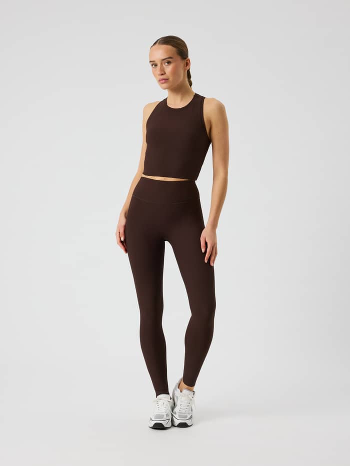 Studio Ribbed Tights i Coffee Bean (Brun) set forfra på en model til funktionel træning.
