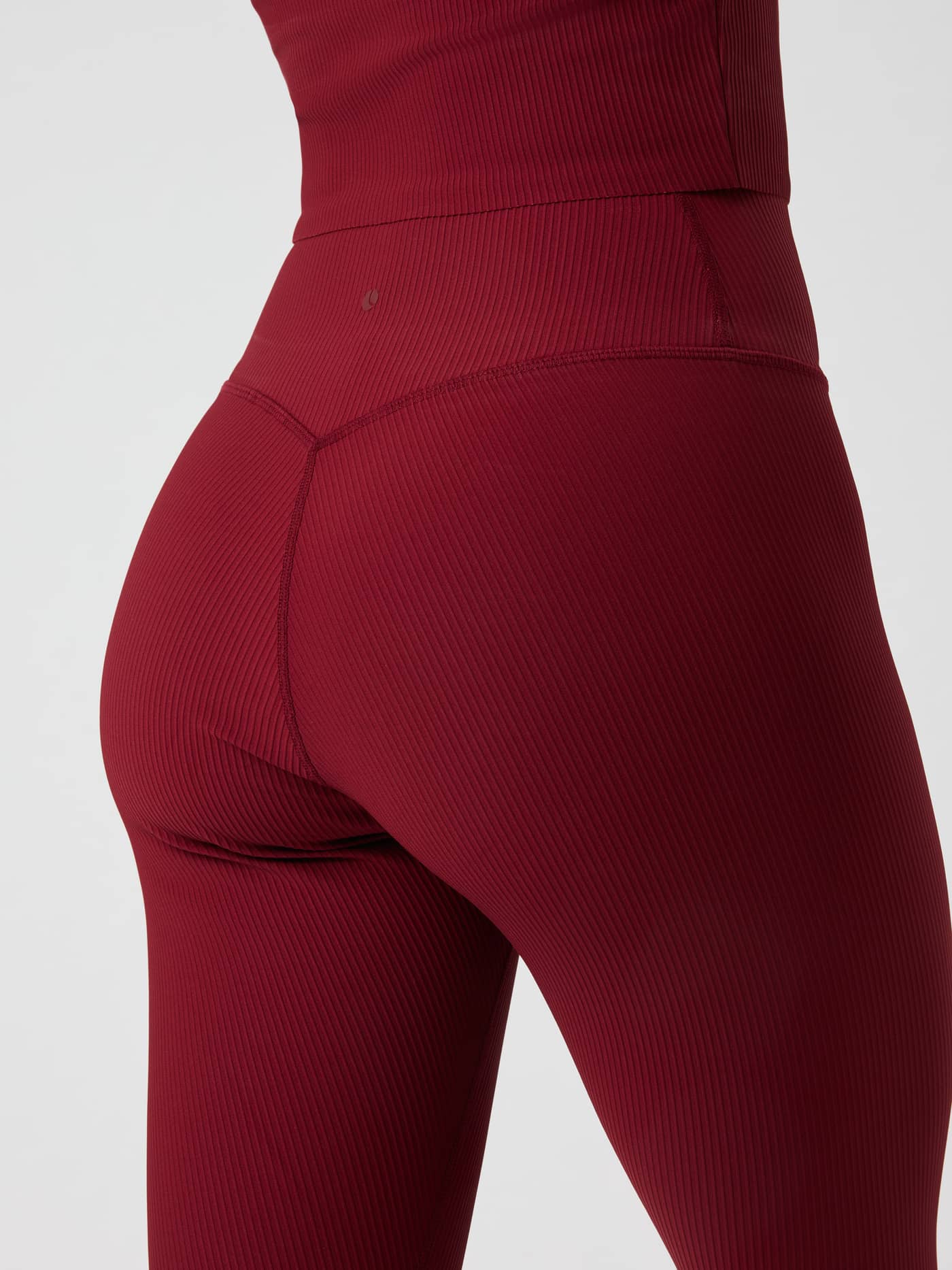 Baksidan av Studio Ribbed Tights i Cabernet (röd) med hög midja och ribbad struktur. - Image 5