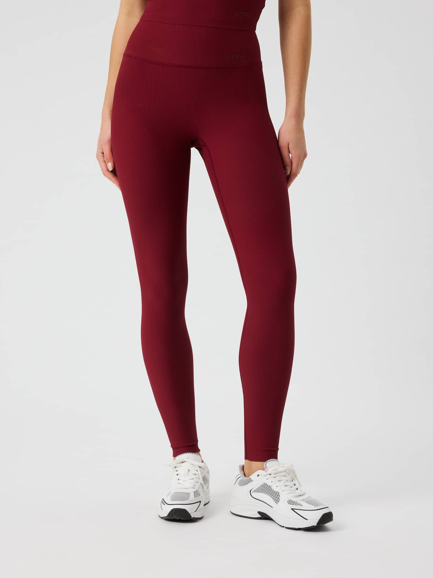 Framifrånvy av Studio Ribbed Tights i Cabernet (röd) för träning med hög ribbad midja och stödjande passform. - Image 2
