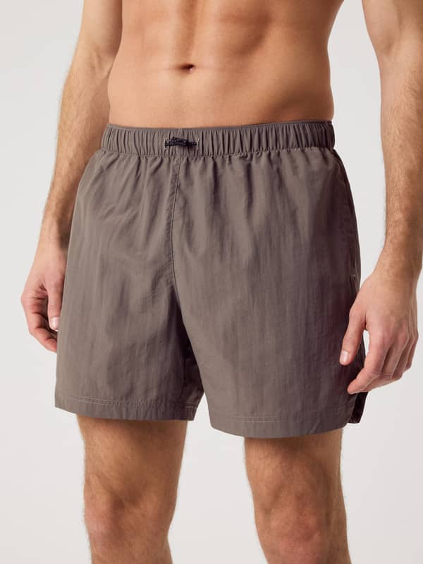 Vue de face d'un homme portant le Borg Gym Shorts 5 Inch en Falcon (Marron), idéal pour l'entraînement et le tennis.