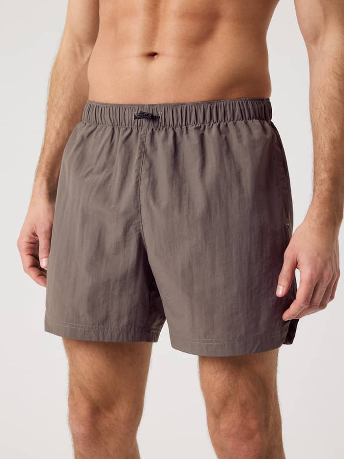 Vooraanzicht van een man in de Borg Gym Shorts 5 Inch in Falcon (Bruin), een functionele stijl voor training en tennis.