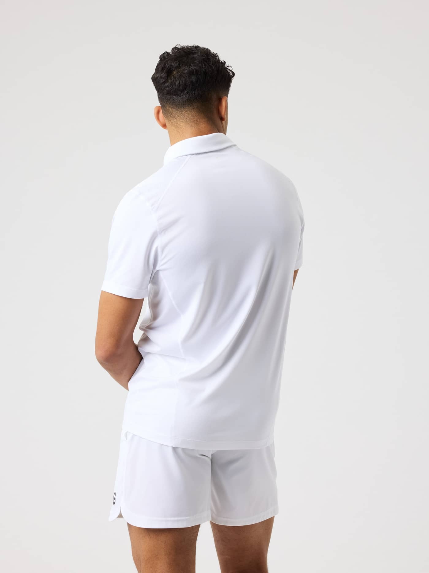 Borg Sports Polo Shirt i Brilliant White (Hvid) set bagfra, designet til performance på tennisbanen. - Image 2