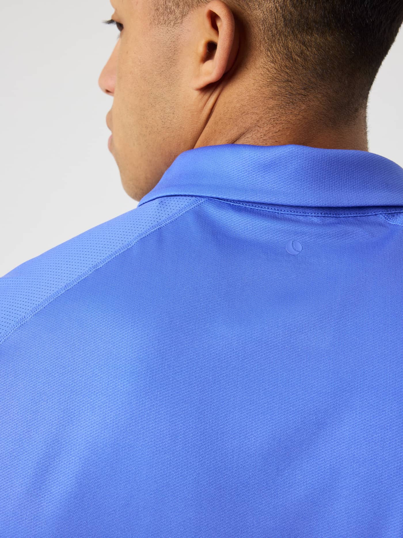 Borg Sports Polo Shirt i Amparo Blue (Blå) set bagfra med meshpaneler og tennisbold-print til tennis. - Image 4