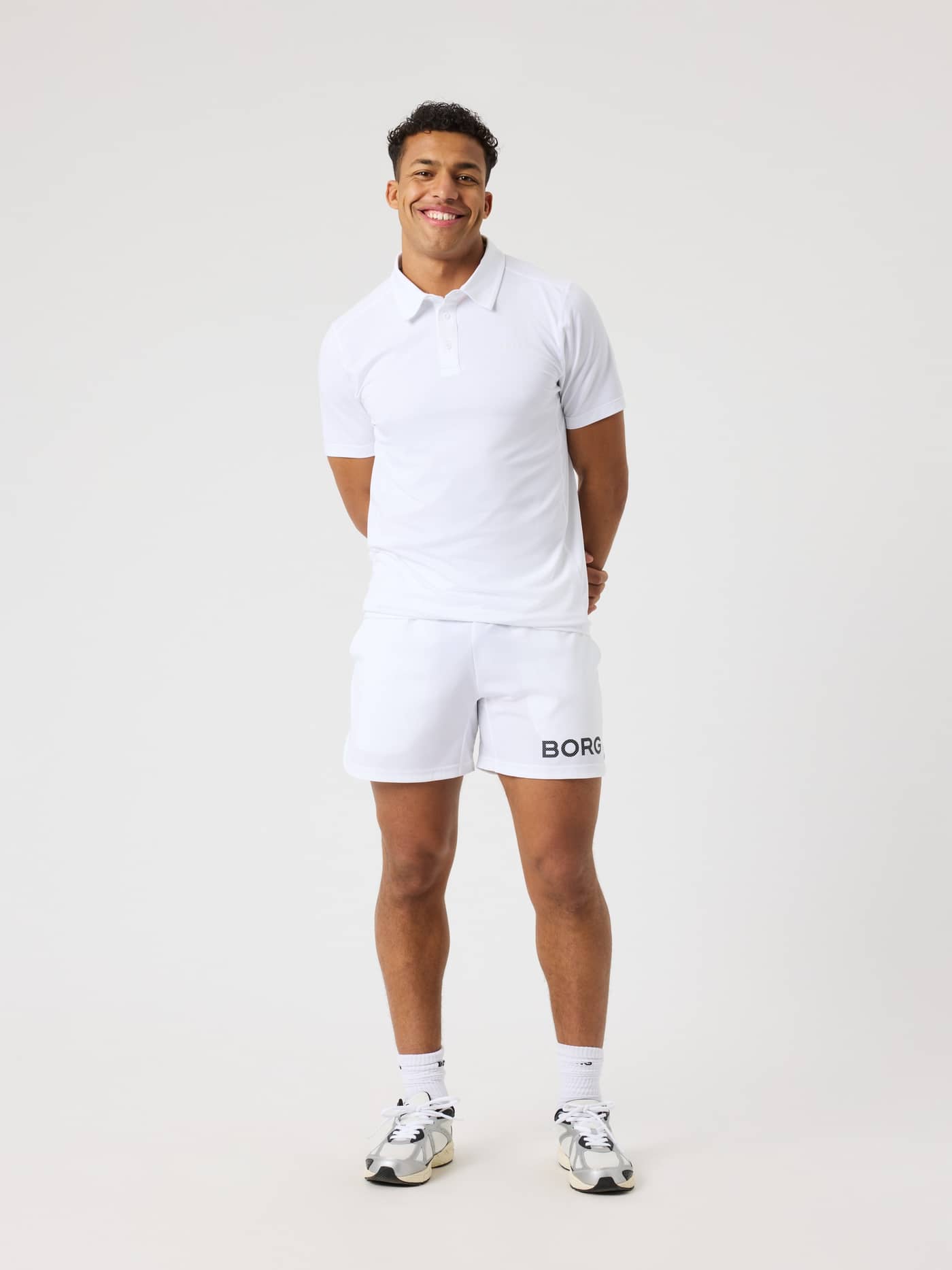 Borg Sports Polo Shirt i Brilliant White (Hvid) set forfra i fuld figur til stil og tennis-performance. - Image 3