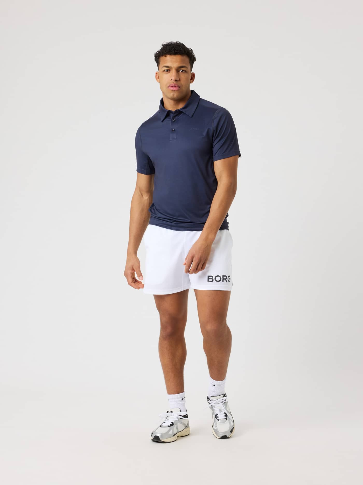 Borg Sports Polo Shirt i Night sky (Blå) set forfra i fuld figur, designet til performance på tennisbanen. - Image 3