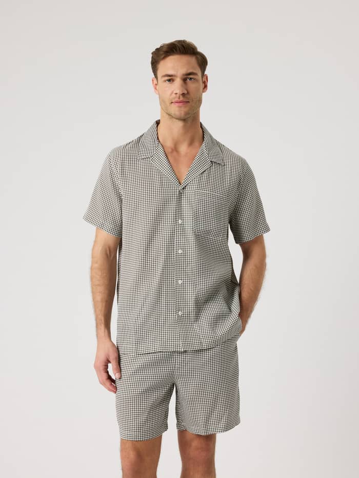 Vorderansicht eines Mannes im Borg Lyocell Resort Shirt in Houndstooth 3 (Schwarz, Weiß) in stylischem Lyocell Regular Fit. - Image 2