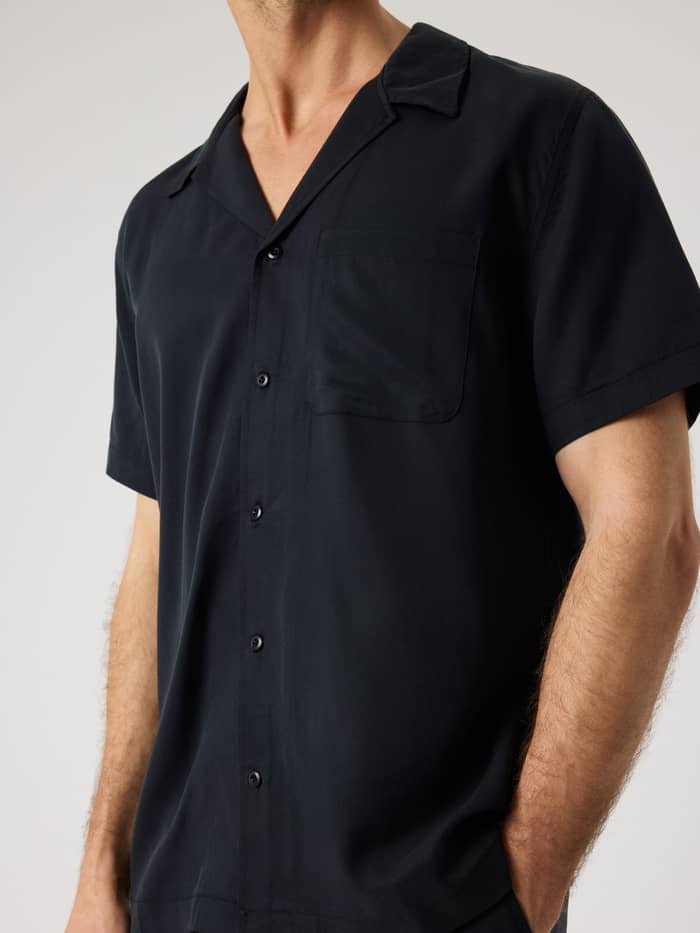 Nahaufnahme eines Mannes im weichen Borg Lyocell Resort Shirt in Black Beauty (Schwarz) mit Camp-Kragen und Brusttasche. - Image 5