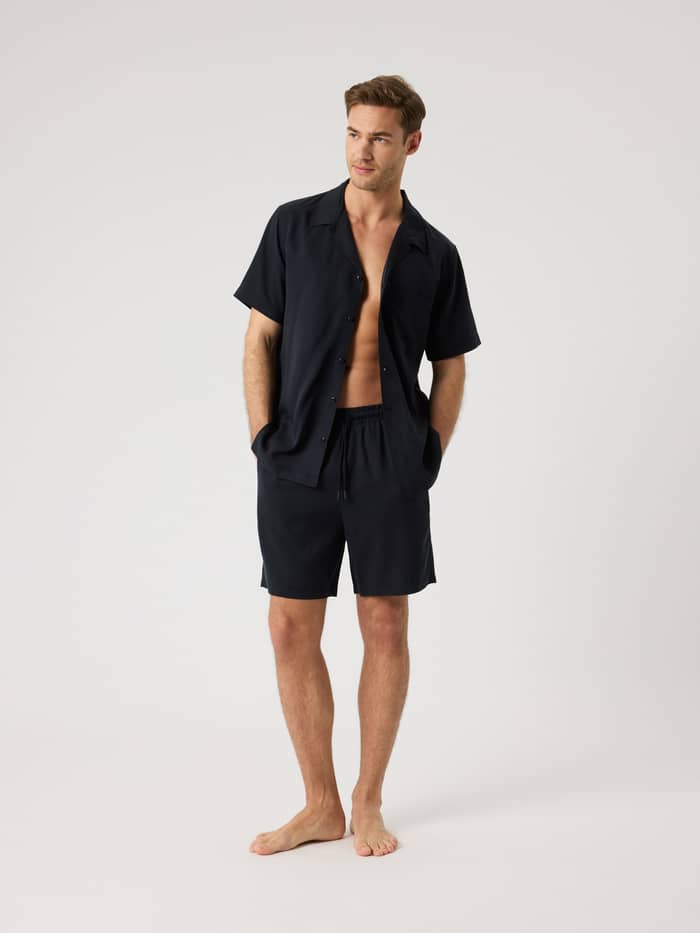 Vorderansicht eines Mannes im Borg Lyocell Resort Shirt in Black Beauty (Schwarz) aus Lyocell für Stil und Funktion. - Image 3