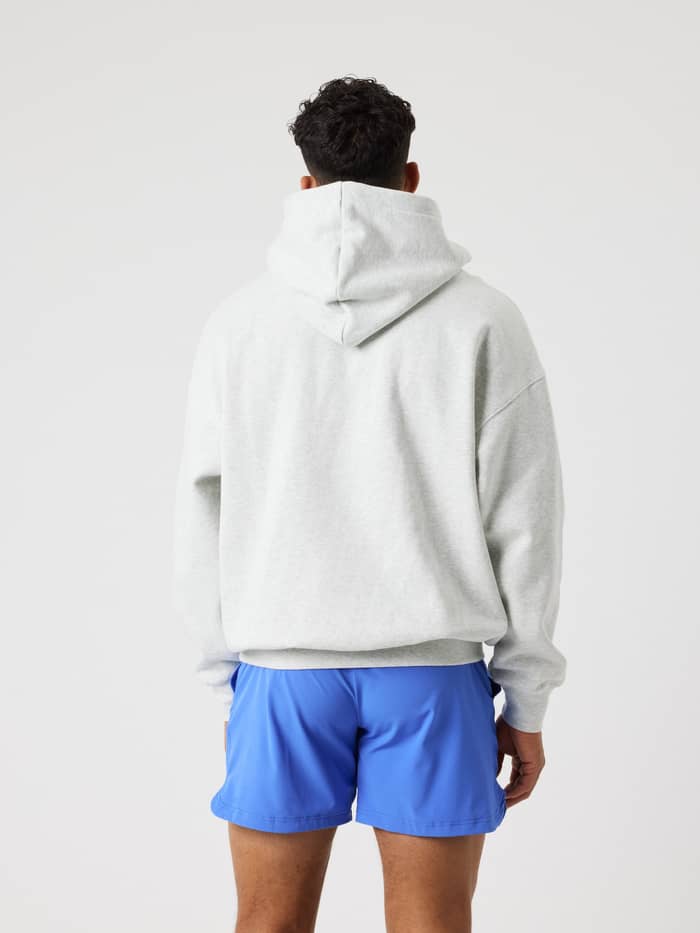 Achteraanzicht van een man in de Borg Oversized Hoodie in Ultra Light Grey Melange (Grijs) voor stijl en functie. - Image 4