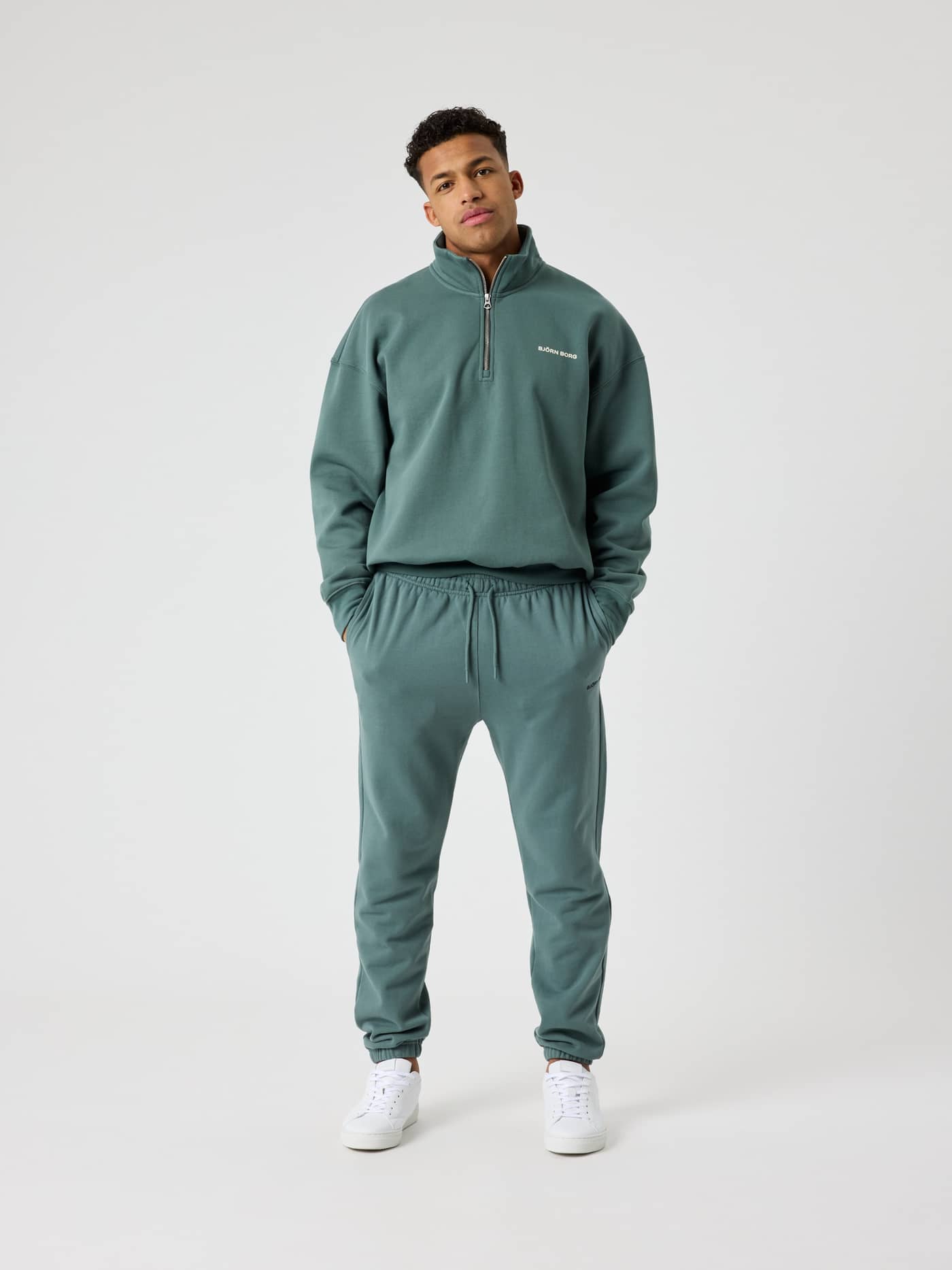 Vorderansicht eines Mannes im Borg Oversized Half-Zip in Balsam Green (Grün) aus weichem Baumwoll-Mix. - Image 3