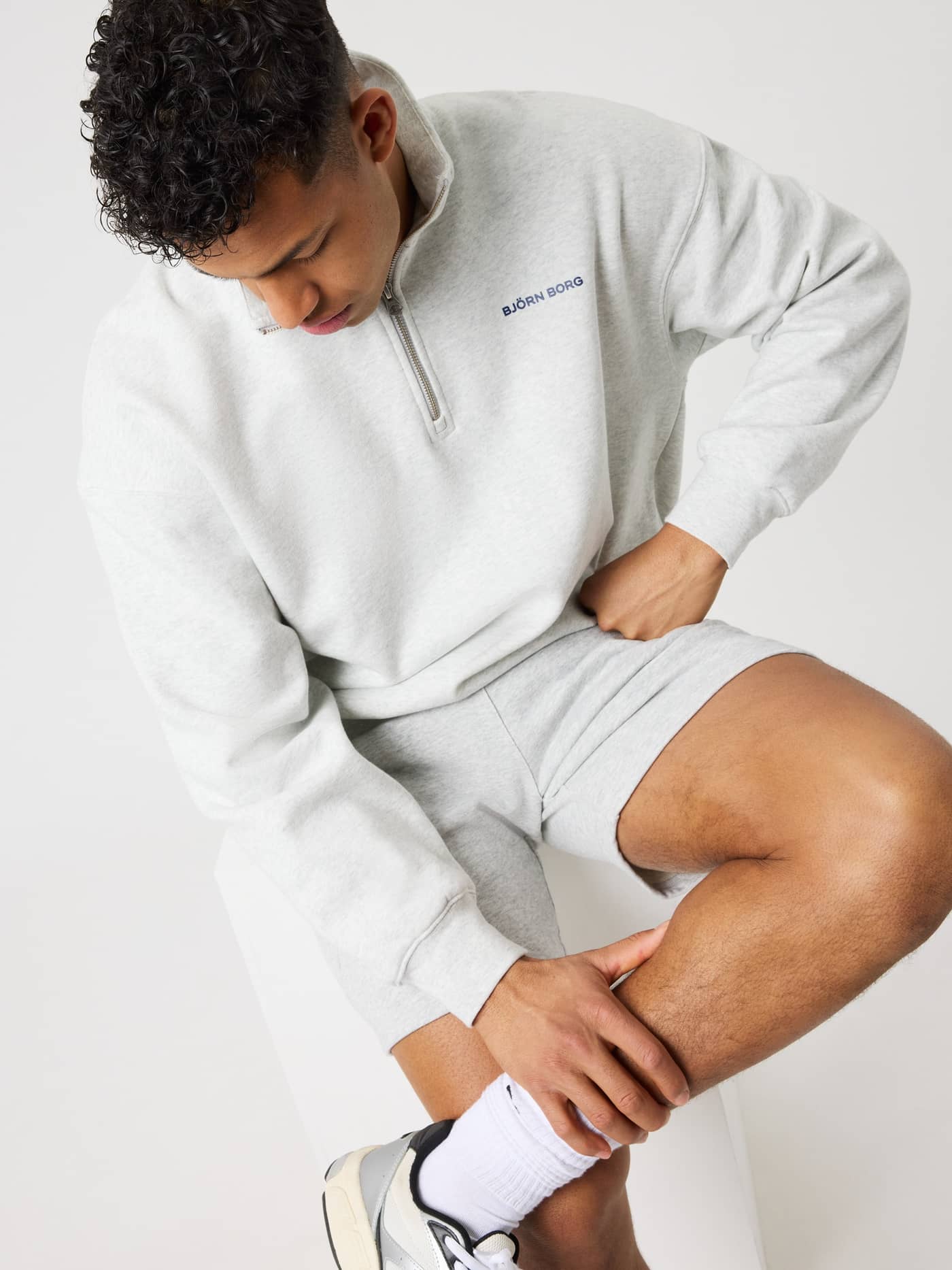 Borg Oversized Half-Zip in Ultra Light Grey Melange (Grau) an einem Mann aus weichem Baumwollmix mit navyfarbenem Logo. - Image 7