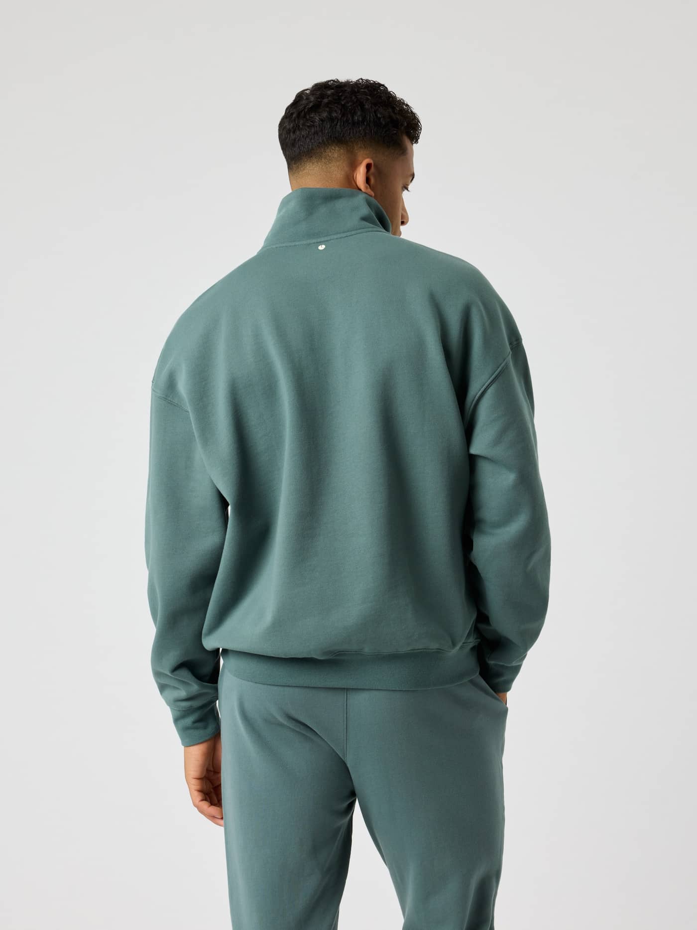 Rückansicht eines Mannes im Borg Oversized Half-Zip in Balsam Green (Grün) mit lockerer Passform und Tennis-Print. - Image 2