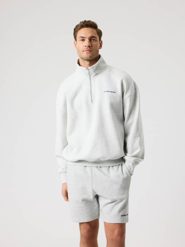 Vue de face du Borg Oversized Half-Zip en Ultra Light Grey Melange (Gris) avec logo marine et coupe ample.