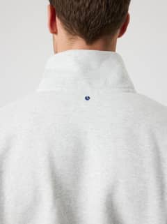 Rückansicht des Borg Oversized Half-Zip in Ultra Light Grey Melange (Grau) mit navyfarbenem Tennisball-Print für Tennis. - Image 5