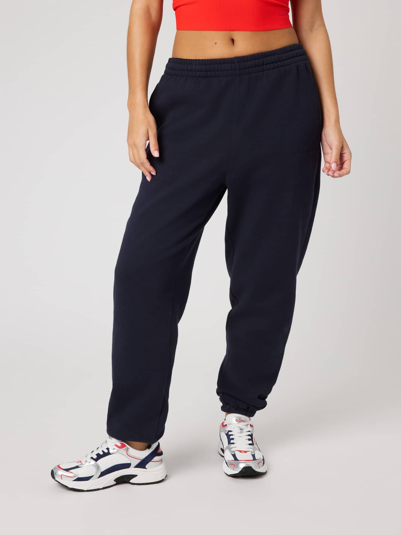 Borg Sweatpants sedda framifrån i Night Sky (Marinblå) med regular fit och mjuk fleece för en premium fritidslook. - Image 1