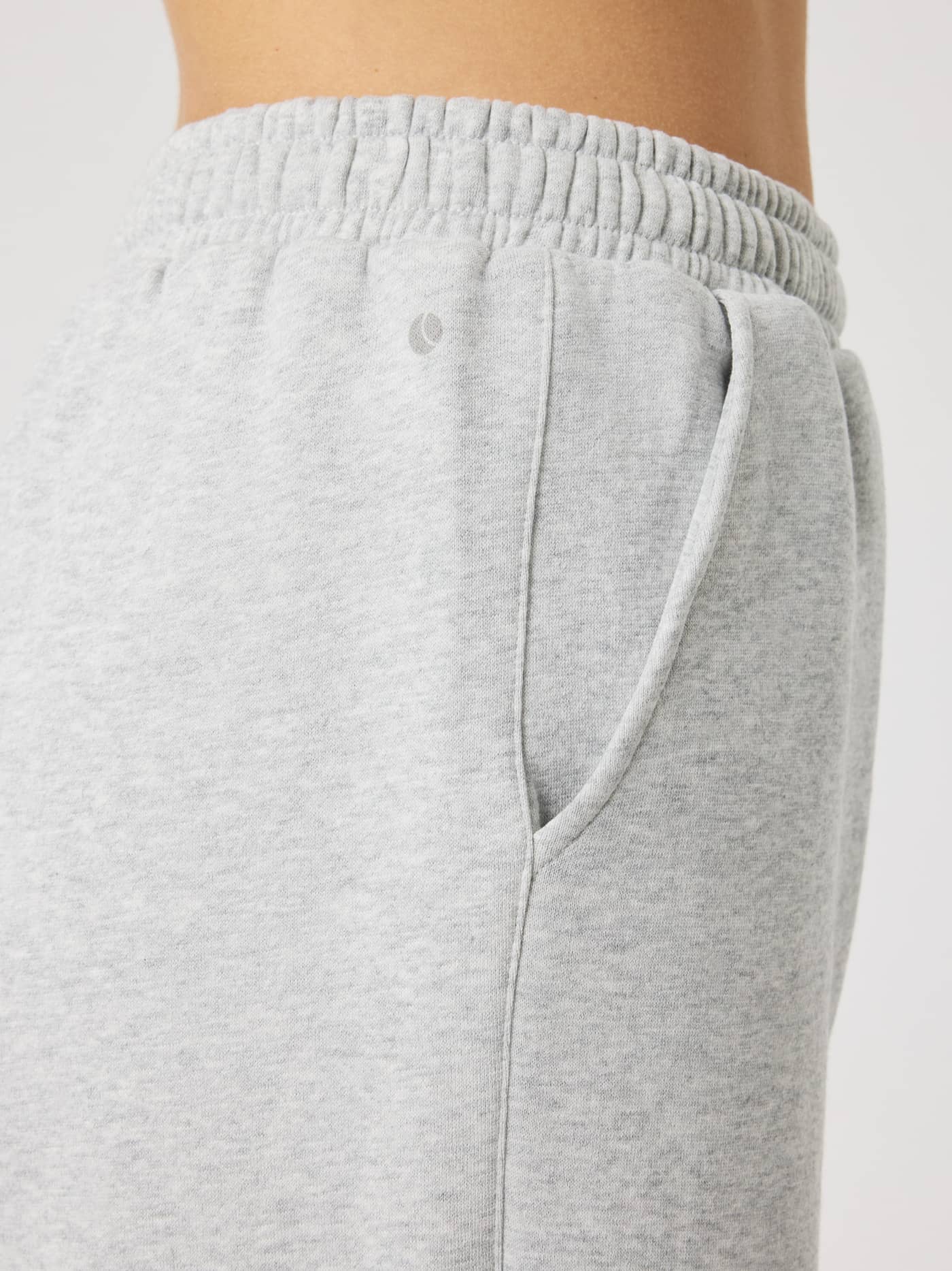 Détail de la taille, de la poche et du logo du Borg Sweatpants en Ultra Light Grey Melange (Gris) pour femme. - Image 4