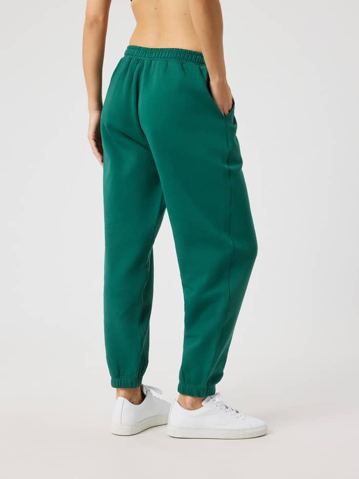 Borg Sweatpants i Posy Green (Grøn) set skråt bagfra i et regular fit med en blød børstet inderside. - Image 2