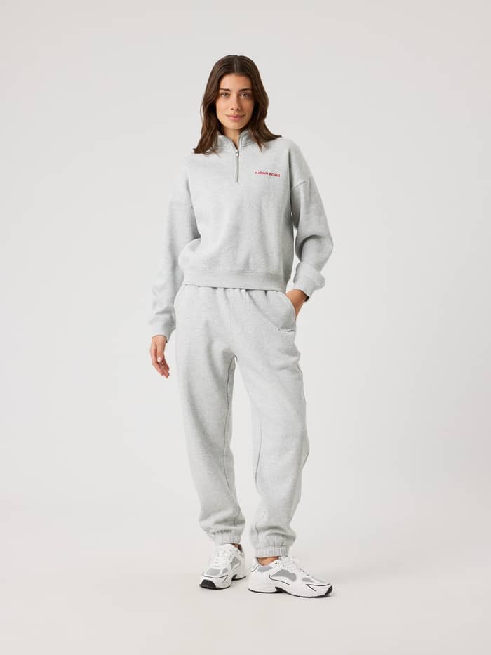 Borg Sweatpants i Ultra Light Grey Melange (Grå) set forfra på en kvinde med en stilfuld og behagelig regular fit. - Image 3