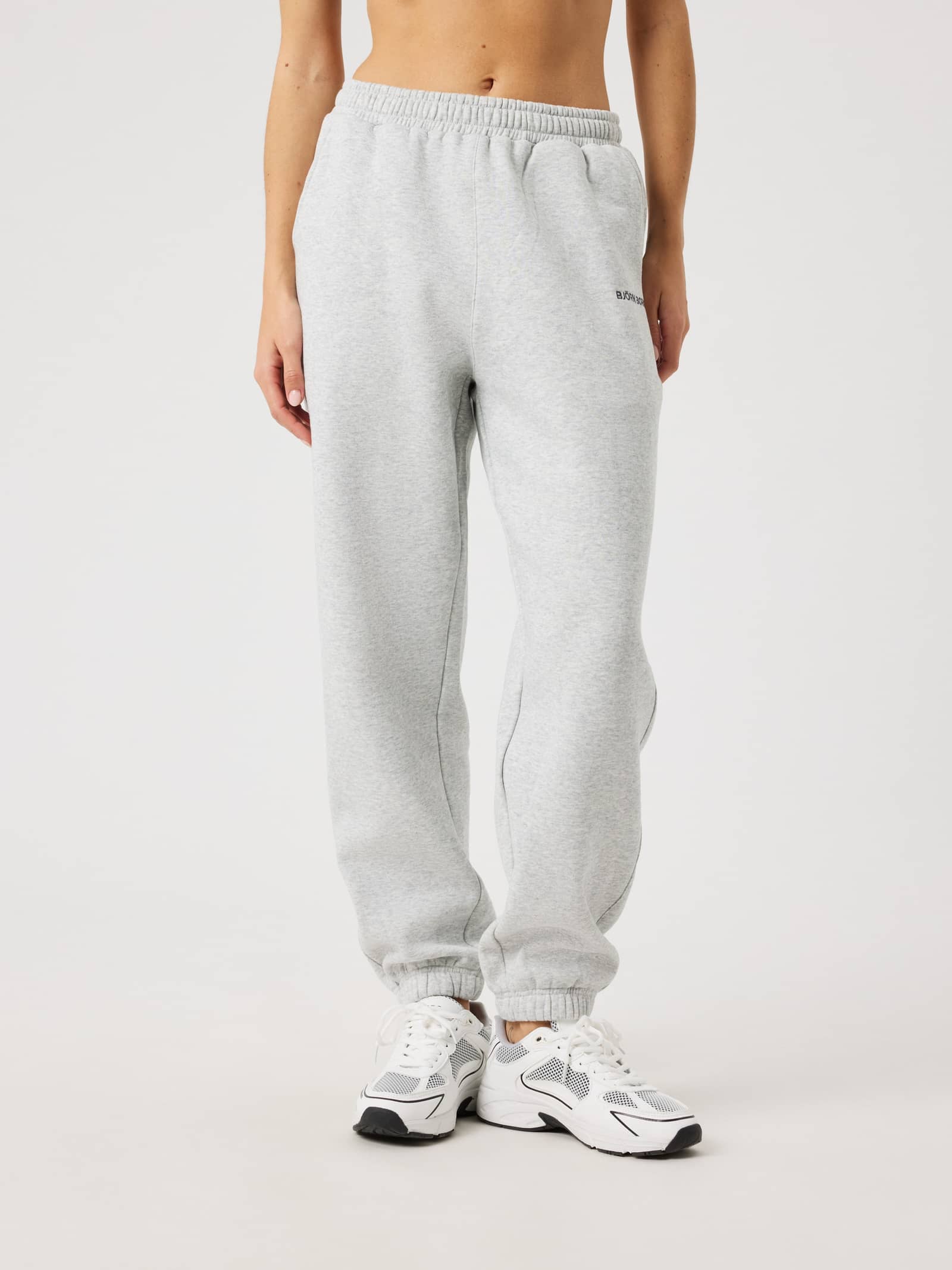 Borg Sweatpants i Ultra Light Grey Melange (Grå) för dam med regular fit och svart logotyp sedda framifrån. - Image 1