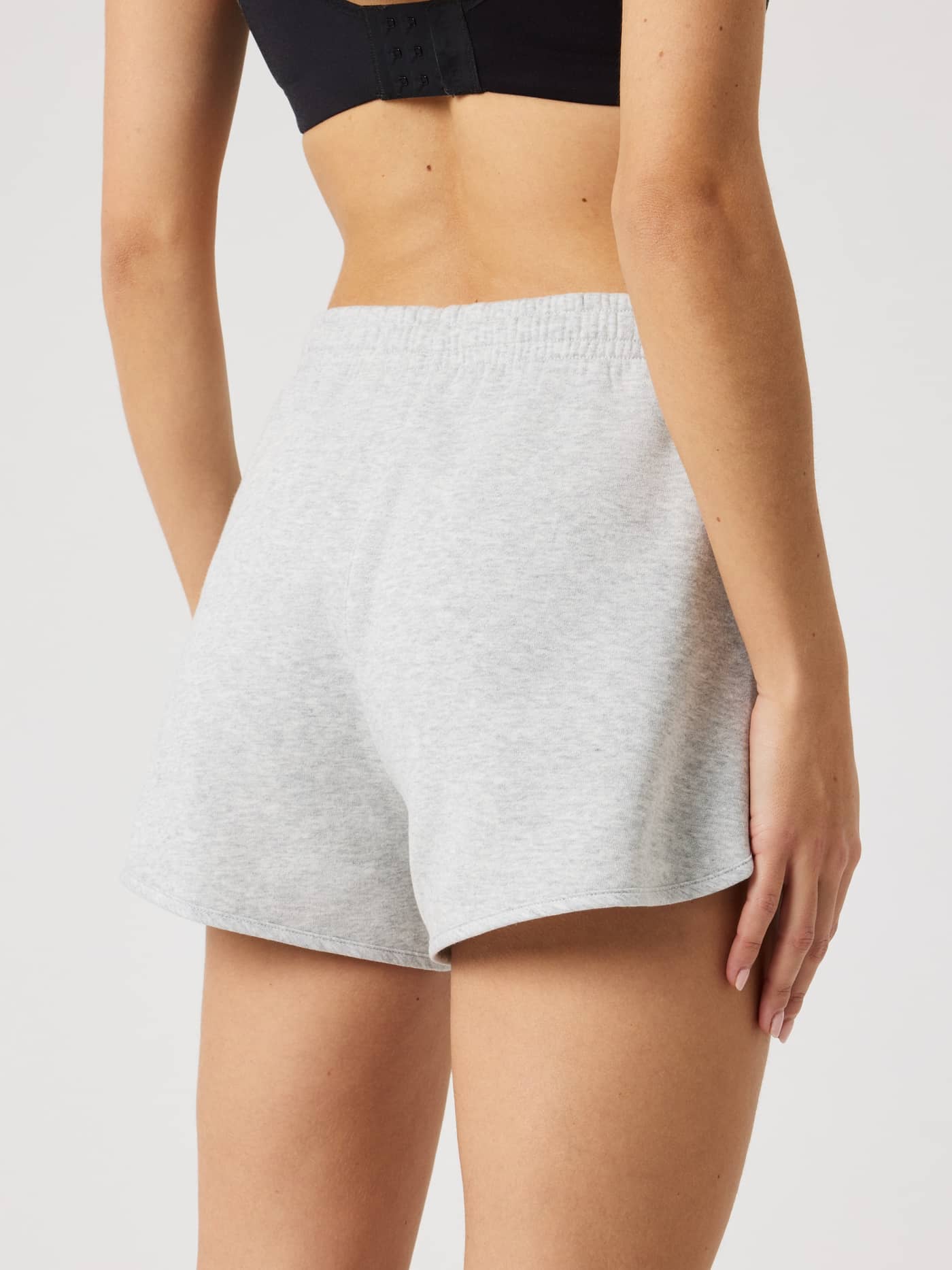 Vista posterior de mujer con Borg Sweatshorts en Ultra Light Grey Melange (Gris), ajuste regular y suave mezcla de algodón. - Image 2