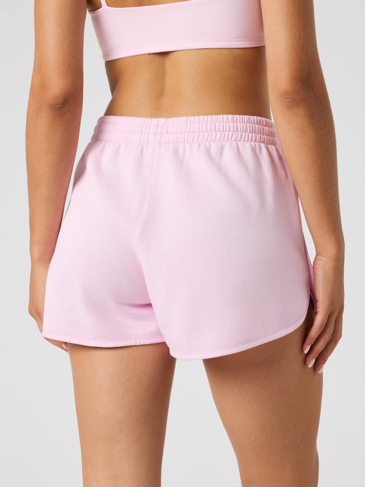 Vista posterior de los Borg Sweatshorts en Pink Lady (Rosa) de mezcla de algodón con ajuste favorecedor para tenis y ocio. - Image 2