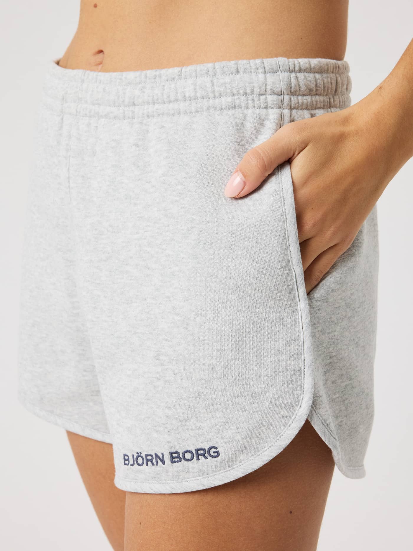 Detalle de los Borg Sweatshorts en Ultra Light Grey Melange (Gris) con logo azul marino y un ajuste con estilo. - Image 6